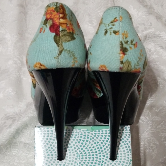 Gorgeous Floral Stilleto Heels - Picture 5 of 8